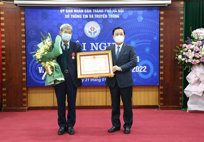 Phó Chủ tịch UBND TP Chử Xuân Dũng trao tặng Huân chương Lao động hạng ba cho nguyên Phó Giám đốc Sở Thông tin và Truyền thông Nguyễn Xuân Quang