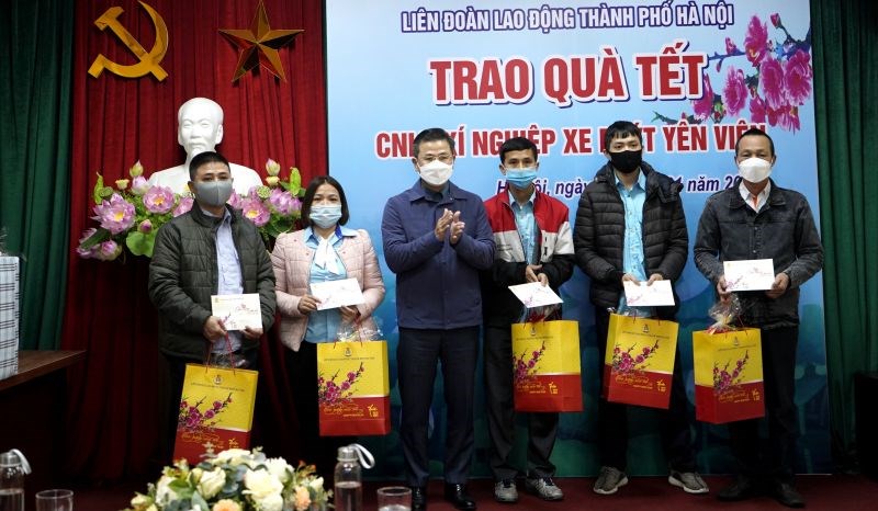 Đồng chí Nguyễn Phi Thường - Thành uỷ viên, Chủ tịch Liên đoàn Lao động TP Hà Nội tặng quà Tết người lao động tại Xí nghiệp xe buýt Yên Viên
