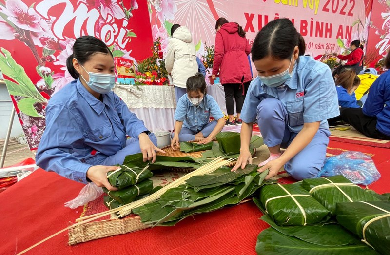 Nữ công nhân lao động tham gia phần thi gói bánh chưng chương trình Tết sum vầy - Xuân bình an 2022 do Công đoàn các khu công nghiệp và chế xuất TP Hà Nội tổ chức