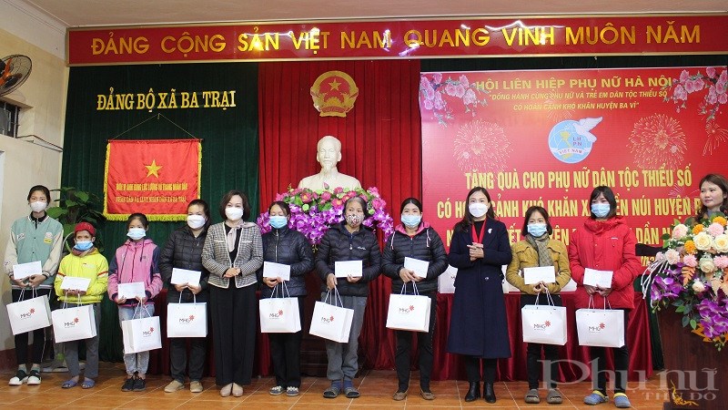 Các gia đình tại xã Ba Trại đã đến Hội trường UBND xã để nhận quà Tết của  Công đoàn cơ quan Hội LHPN Hà Nội trao tặng trước thềm Xuân mới