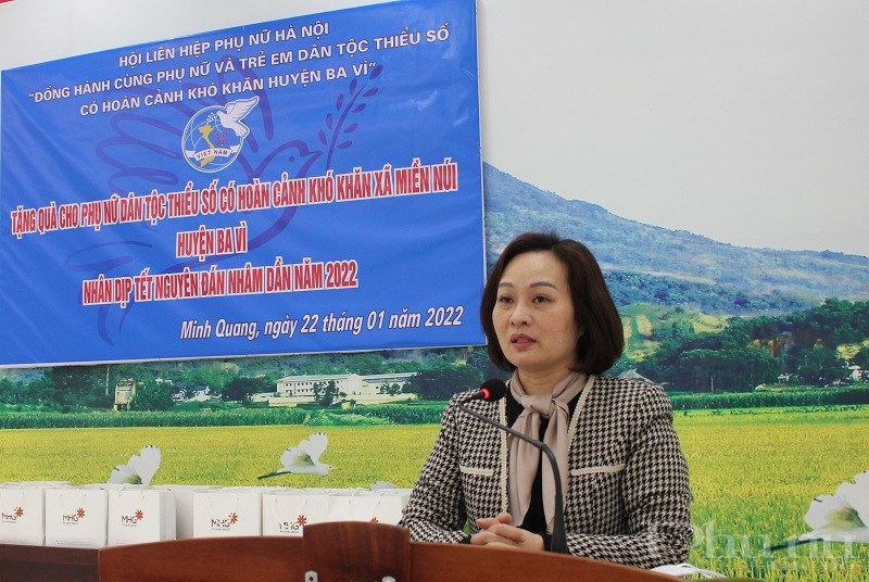 Đồng chí Phạm Thị Thanh Hương, Phó Chủ tịch Hội LHPN Hà Nội phát biểu tại buổi trao quà
