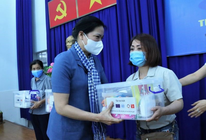 Chủ tịch Hội LHPN Việt Nam Hà Thị Nga trao quà cho nữ lao động di cư