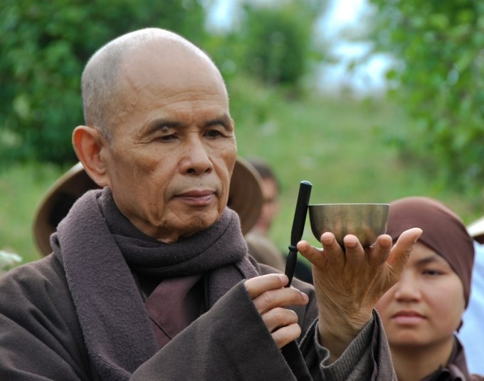 Thiền sư Thích Nhất Hạnh thỉnh chuông tại Làng Mai (Pháp), năm 2009. Ảnh: Plumvillage.org