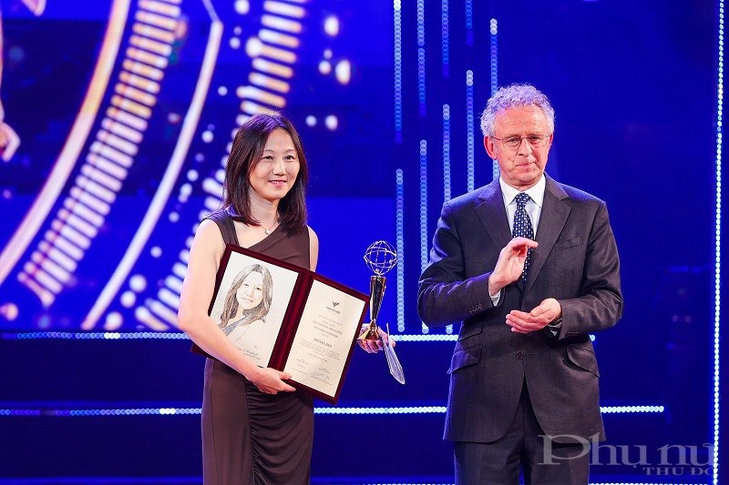 GS Bao nhận Giải đặc biệt cho nhà khoa học nữ.