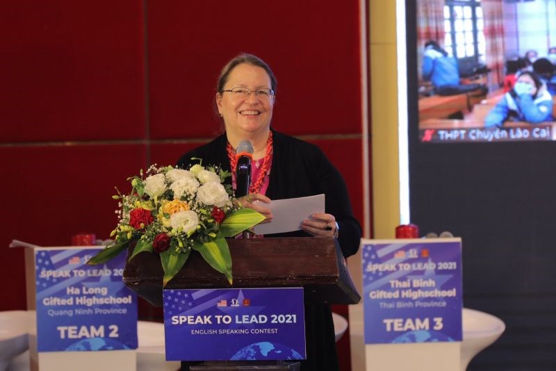 Đại biện Lâm thời của Phái đoàn Ngoại giao Hoa Kỳ tại Việt Nam Marie Damour phát biểu chúc mừng các đội thi
