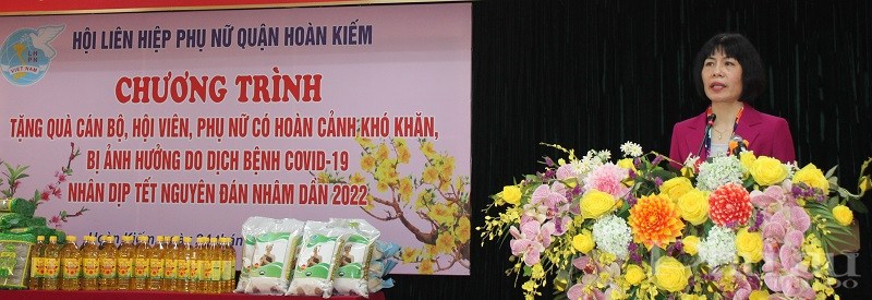 Đồng chí Trịnh Thị Huệ, Chủ tịch Hội LHPN quận Hoàn Kiếm phát biểu tại chương trình