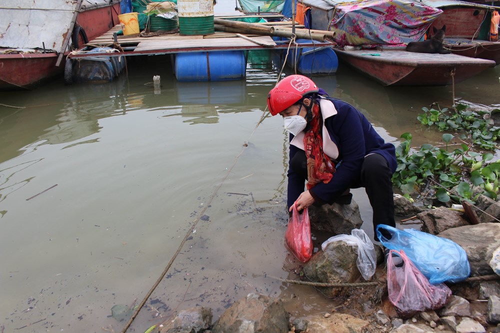 Sau khi thả cá, bà Nguyễn Thị Quế (phường Đông Ngạc) đều gom túi bóng về nhà và phân loại rác thải tại nhà