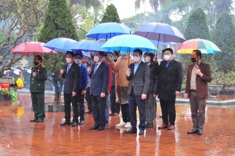 Đoàn đại biểu quận Hoàn Kiếm dâng hương tưởng niệm các anh hùng liệt sỹ tại Nghĩa trang Ngọc Hồi