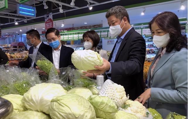 Phó Chủ tịch UBND TP Hà Nội Nguyễn Mạnh Quyền kiểm tra công tác dự trữ hàng hóa phục vụ Tết tại siêu thị WinMart Liễu Giai . Ảnh P.V