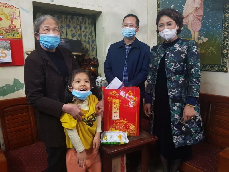 Gia đình cháu Nguyễn Tuệ Anh, phường Thổ Quan, quận Đống Đa xúc động khi được nhận món quà Tết ấm áp yêu thương từ báo Phụ nữ Thủ đô và đơn vị đồng hành
