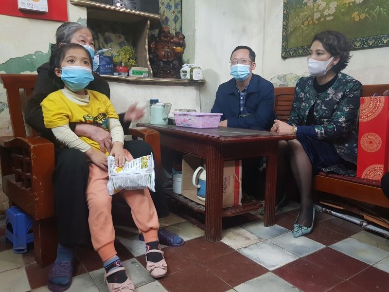 Đoàn công tác ân cần hỏi thăm, chia sẻ khó khăn với gia đình cháu Nguyễn Tuệ Anh