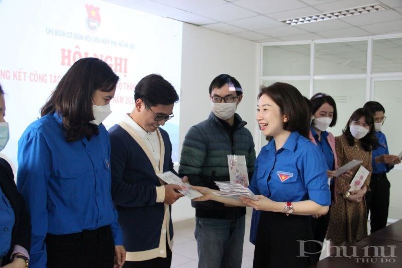 Chi đoàn thanh niên Hội LHPN Hà Nội tặng quà chúc mừng sinh nhật các đồng chí đoàn viên.