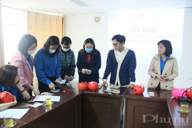Đoàn viên thanh niên Chi đoàn Hội LHPN Hà Nội mổ lợn nhựa tiết kiệm năm 2021.