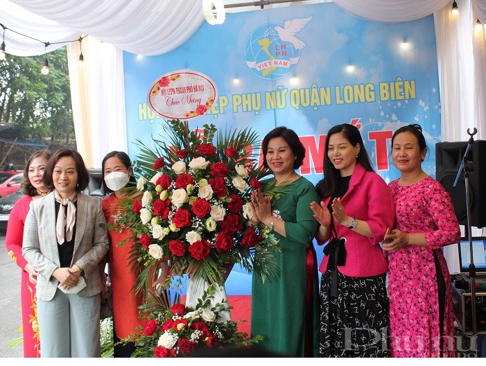 Đồng chí Phạm Thị Thanh Hương, Phó Chủ tịch Hội LHPN Hà Nội tặng  hoa chúc mừng Hợp tác xã nông sản Long Biên do phụ nữ làm chủ