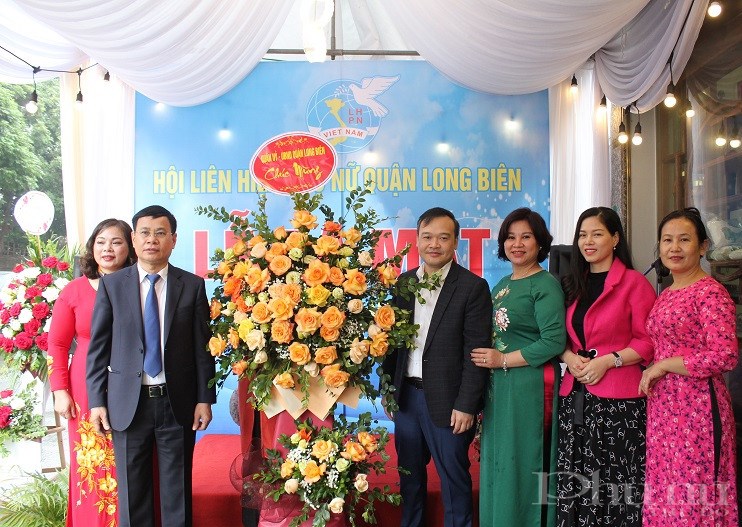 Lãnh đạo Quận ủy, UBND quận Long Biên tặng hoa chúc mừng