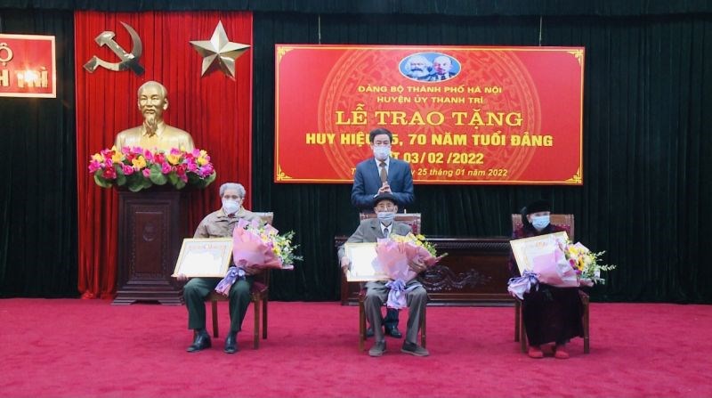 Lãnh đạo huyện Thanh Trì trao Huy hiệu Đảng cho các đảng viên lão thành cách mạng đang sinh hoạt trên địa bàn huyện