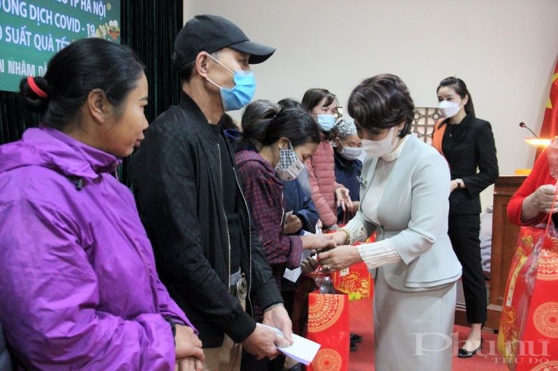 Tổng Biên tập Lê Quỳnh Trang trao tặng quà của Báo Phụ nữ Thủ đô cho chị Nguyễn Thị Độ.