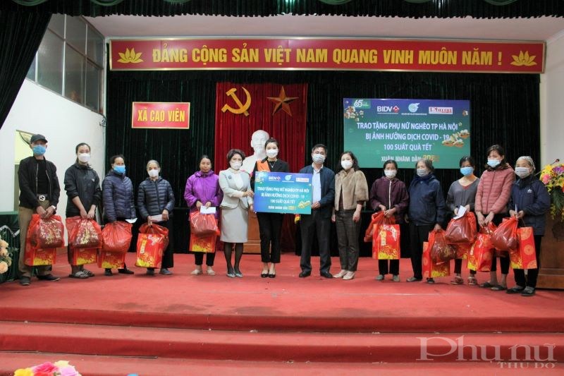 Nhân dịp Tết Nguyên đán Nhâm Dần, báo Phụ nữ Thủ đô phối hợp với ngân hàng BIDV trao tặng 100 suất quà cho phụ nữ khó khăn trên địa bàn Hà Nội.