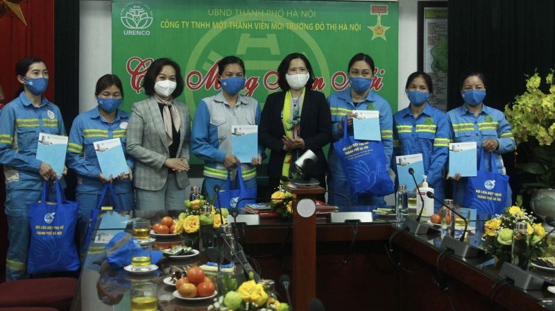 Các đồng chí lãnh đạo Hội LHPN Hà Nội tặng quà hỗ trợ nữ công nhân có hoàn cảnh khó khăn