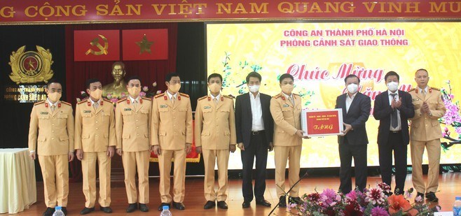 Đồng chí Bí thư Thành ủy Đinh Tiến Dũng tặng quà động viên CBCS Phòng CSGT, CATP Hà Nội