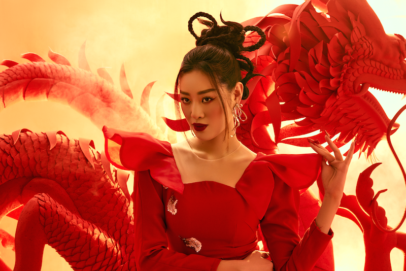 Hoa hậu Khánh Vân chụp ảnh áo dài Tết với hình tượng Rồng - ảnh 2