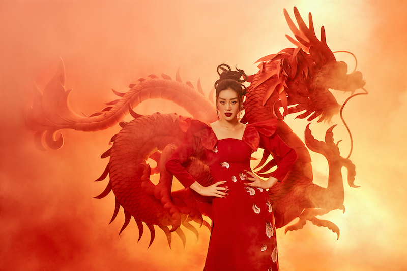 Hoa hậu Khánh Vân chụp ảnh áo dài Tết với hình tượng Rồng - ảnh 5