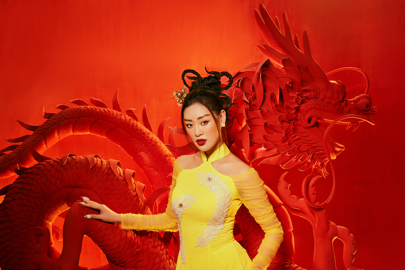 Hoa hậu Khánh Vân chụp ảnh áo dài Tết với hình tượng Rồng - ảnh 1