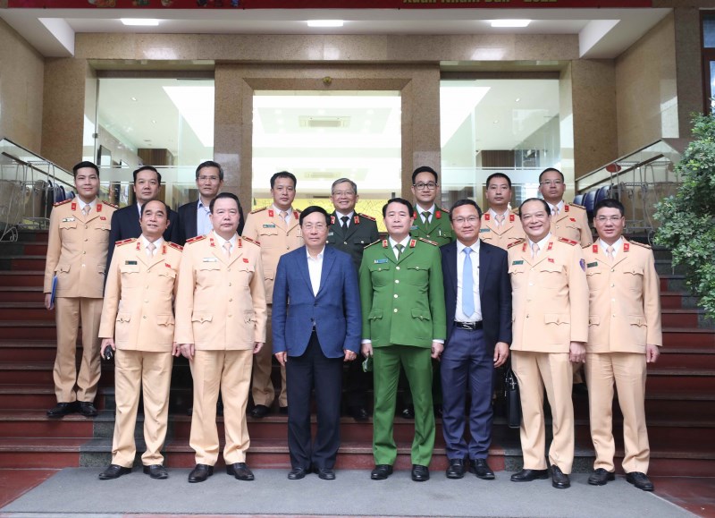 Phó Thủ tướng Thường trực Phạm Bình Minh cùng lãnh đạo, CBCS Cục CSGT (ảnh CAND)