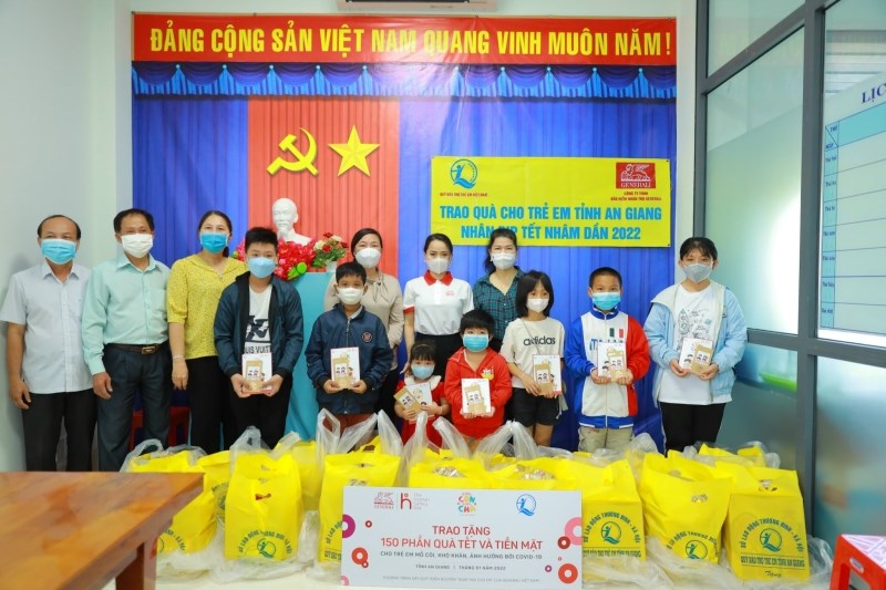 Đoàn tình nguyện viên của Generali và Quỹ BTTEVN đến thăm hỏi và trao tặng quà Tết cho các em nhỏ tại huyện Châu Phú, tỉnh An Giang.
