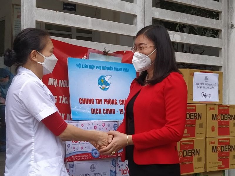 Đồng chí Trịnh Thị Hồng Thủy, Chủ tịch Hội LHPN quận Thanh Xuân thay mặt cán bộ, hội viên phụ nữ quận cảm ơn các y bác sĩ đã nỗ lực chăm sóc sức khỏe nhân dân