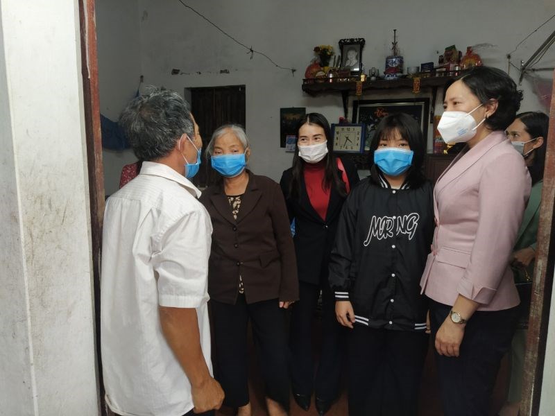 Đồng chí Lê Kim Anh thăm hỏi, động viên, chia sẻ khó khăn với gia đình cháu Dương Hà Trang