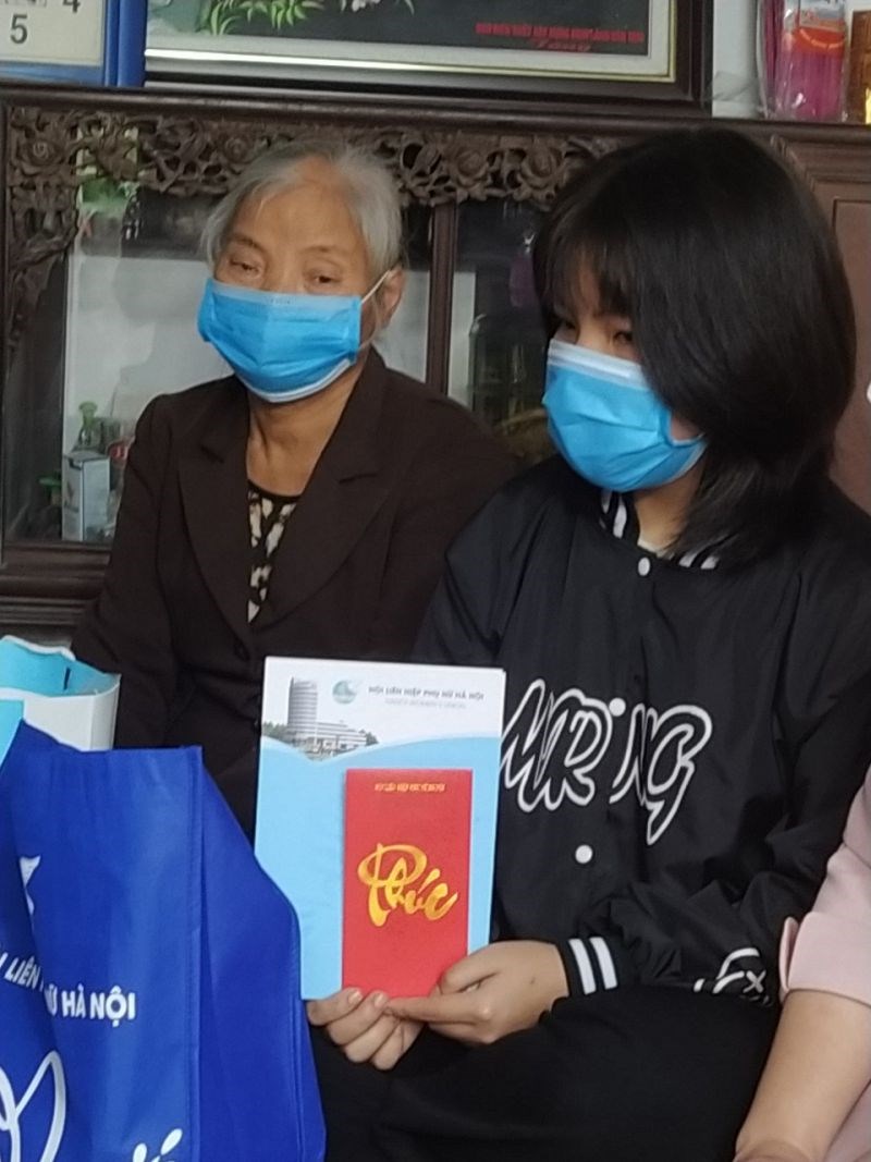 Hội Phụ nữ Hà Nội trao quà cho trẻ mồ côi bị mất cha mẹ do dịch Covid-19 trong chương trình “Mẹ đỡ đầu” - ảnh 6