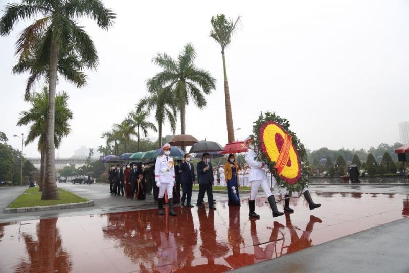 Lãnh đạo TP Hà Nội đặt vòng hoa, dâng hương tại nghĩa trang Mai Dịch