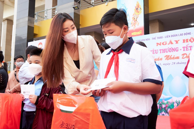 Khánh Vân tham gia trao quà cho trẻ em mồ côi vì đại dịch