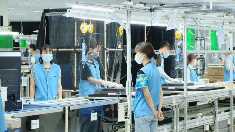 Công nhân Nhà máy S-Việt Nam của Tập đoàn Foxconn tại KCN Đông Mai (TX Quảng Yên) lắp ráp màn hình tinh thể lỏng công nghệ cao.