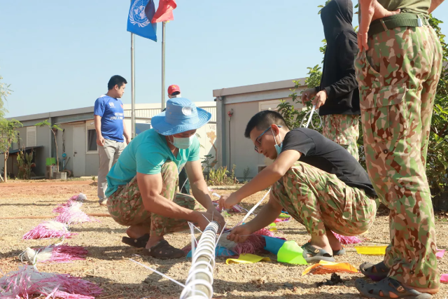 Các chiến sĩ mũ nồi xanh thực hiện công tác chuẩn bị dựng Cây Nêu đón Tết Nhâm Dần 2022.