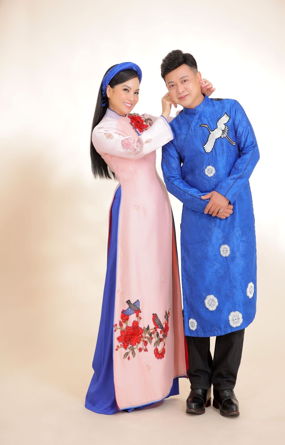Hai nghệ sĩ diện áo dài truyền thống của Trần Gia Khánh gửi từ Huế vào