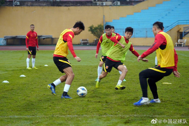 Chiều 30/1, đội tuyển Trung Quốc tiếp tục có buổi tập trên sân Hàng Đẫy, trước khi tập buổi chính thức trên sân Mỹ Đình vào tối 31/1.