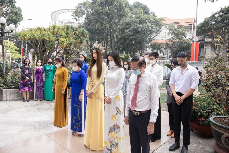 Hoa hậu Thuỳ Tiên và các vị Lãnh đạo Bảo tàng Phụ nữ Nam Bộ dâng hương tại tượng đài Bà mẹ Việt Nam Anh hùng trước buổi lễ