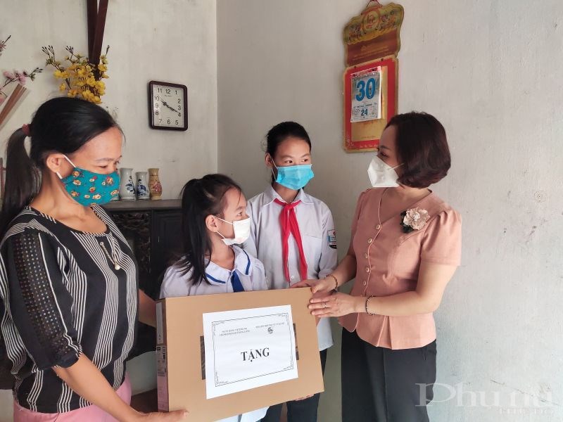 Đồng chí Phạm Thị Thanh Hương, Phó Chủ tịch Hội LHPN Hà Nội tặng máy tính cho học sinh có hoàn cảnh khó khăn tại huyện  Thạch Thất