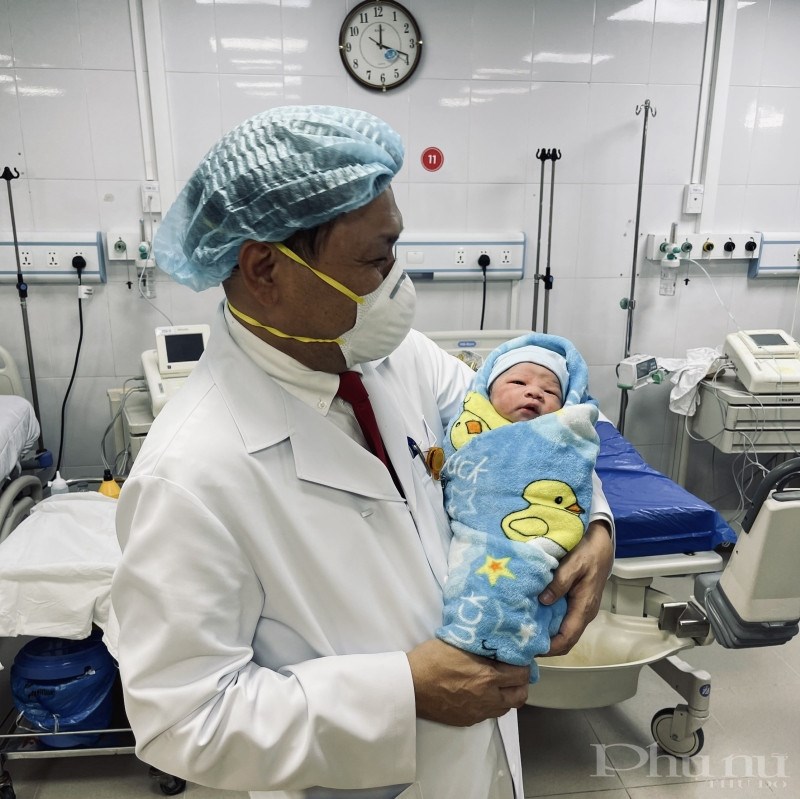 PGS.TS.BS Trần Danh Cường chào đón bé trai đầu tiên chào đời vào thời khắc Giao thừa tại bệnh viện Phụ sản Trung ương.
