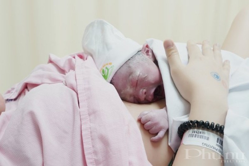 Bé trai Nguyễn Hùng Minh da kề da với mẹ ngay sau khi chào đời tại bệnh viện Phụ Sản Hà Nội.