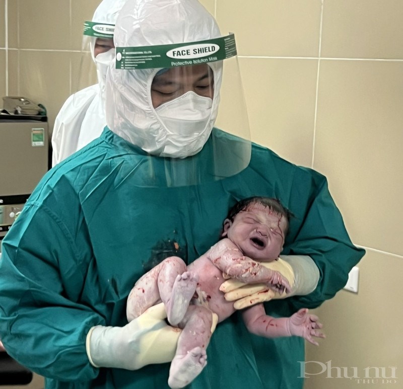 Em bé đặc biệt chào đời vào giờ phút Giao thừa bằng sinh mổ, tại cơ sở thu dung, chăm sóc thai phụ mắc Covid-19 bệnh viện Phụ Sản Hà Nội.