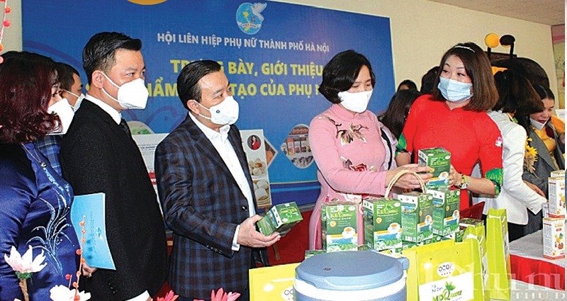 Đồng chí Chử Xuân Dũng, Phó Chủ tịch UBND TP Hà Nội và các đại biểu tham quan gian hàng trưng bày giới thiệu sản phẩm sáng tạo của Phụ nữ Thủ đô năm 2021