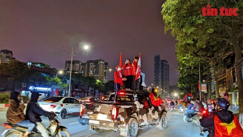 Người hâm mộ đổ ra đường ăn mừng chiến thắng của tuyển Việt Nam - ảnh 1