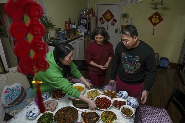 Cũng như Việt Nam, người dân Bắc kinh cũng tổ chức những bữa cơm sum họp với đầy đủ thành viên gia đình trong ngày Tết.