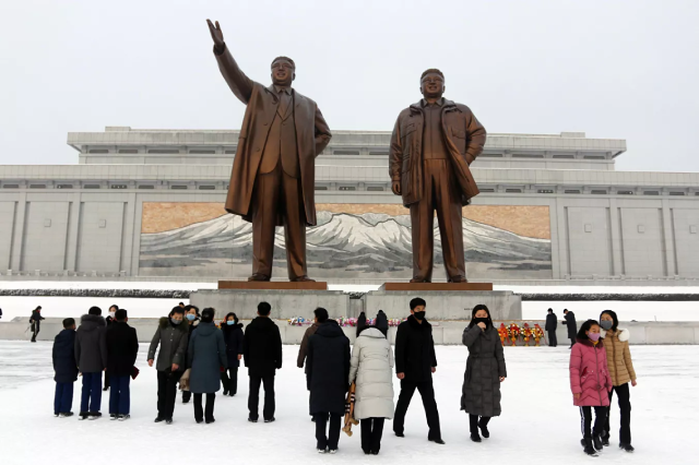 Người dân dạo chơi gần khu vực tượng Kim Nhật Thành và Kim Jong Il trong lễ đón Tết Nguyên đán ở CHDCND Triều Tiên.