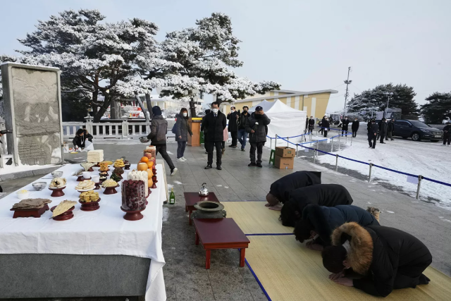 Những người tị nạn đến từ Triều Tiên trong một buổi lễ tưởng nhớ tổ tiên trong ngày Tết ở Hàn Quốc.