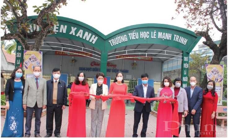 Đại diện báo Phụ nữ Thủ đô và các đại biểu cắt băng khánh thành và bàn giao công trình Thư viện xanh cho trường Tiểu học Lê Mạnh Trinh, huyện Hoằng Hóa (Thanh Hóa)