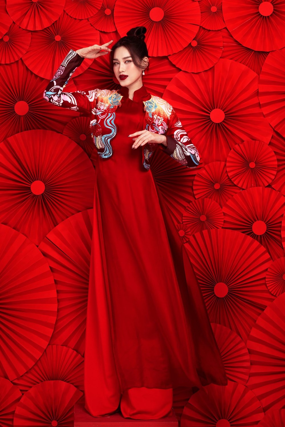 Hoa hậu Đỗ Hà diện yếm đỏ, khoe lưng trần gợi cảm trong bộ ảnh Tết - ảnh 6
